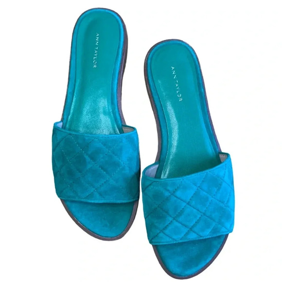 NWOB Ann Taylor Green Faux Suede Flat Sandals, Size 8. Quilted Pattern, Slip On - Picture 2 of 4
